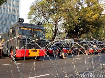 Foto: Anoa TNI dan Baracuda Polri Jaga Kedubes AS