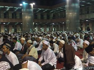 Usai Salat Subuh, Massa Bela Palestina Zikir Bersama di Istiqlal Usai Salat Subuh, Massa Bela Palestina Zikir Bersama di Istiqlal
