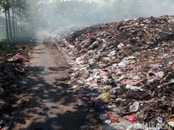 Sampah Halangi Jalan Sempadan Sungai Citarik Bandung