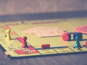 Main Monopoli Raksasa di Monopoly Summer Camp