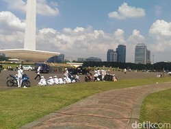Sambil Punguti Sampah, Massa Aksi Bela Palestina Tinggalkan Monas