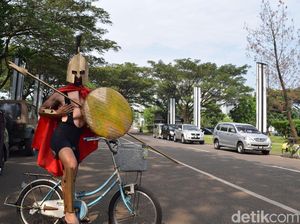 Balapan Anti Mainstream, Naik Sepeda Mini Berkostum Prajurit Balapan Anti Mainstream, Naik Sepeda Mini Berkostum Prajurit