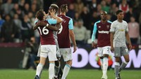 Pogba tampak tak membalas. Dia hanya sekadar memeluk erat Noble dan belum ada pemain lain yang melerai pada saat itu. (Foto: Steve Bardens/Getty Images)