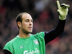Di musim yang sama dengan Van der Sar, Pepe Reina mengukir catatan serupa dengan 20 clean sheet untuk Liverpool. Setelah itu catatan serupa lama tak dipecahkan kiper-kiper Premier League, sampai Alisson melakukannya musim ini. (Foto: Ross Kinnaird/Getty Images)
