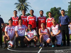 Pujian dan Cibiran Netizen Kala Jokowi Main Basket