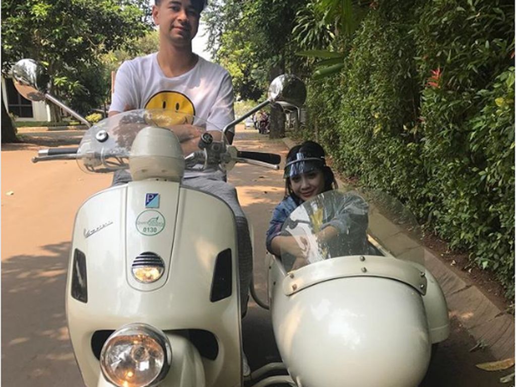 Tak Cuma Mobil Mewah, Raffi Ahmad Juga Asyik Naik Vespa Tak Cuma Mobil Mewah, Raffi Ahmad Juga Asyik Naik Vespa