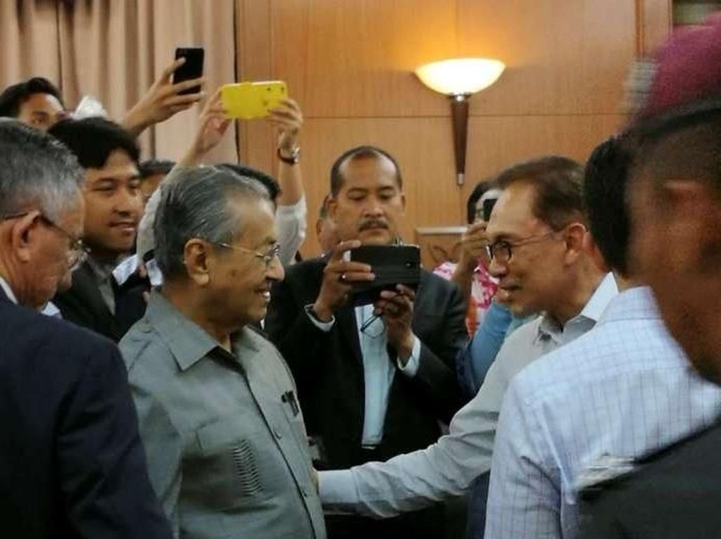 Anwar Ibrahim Mengaku Sempat Bujuk Mahathir Agar Tak Mengundurkan Diri