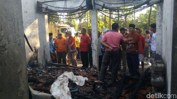 Toko peracangan sekaligus rumah ludes terbakar/
