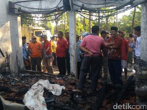 Pasutri Tewas Terpanggang Ditemukan Berpelukan di Bawah Rolling Door