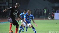Duel eks mantan rekan setim antara Hilton Moreira dan Supardi terjadi di laga semalam. Kali ini, Supardi yang unggul. (Foto: Wisma Putra/detikcom)