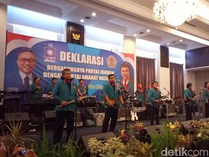 Saat Rhoma Irama Goyang Arena Deklarasi Idaman Gabung PAN Saat Rhoma Irama Goyang Arena Deklarasi Idaman Gabung PAN