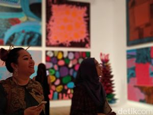 Eits... Jangan Sampai Karya Seni Jadi Background Foto Eits... Jangan Sampai Karya Seni Jadi Background Foto