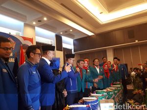 Tabuhan 12 Gendang Tandai Bergabungnya Rhoma Irama ke PAN Tabuhan 12 Gendang Tandai Bergabungnya Rhoma Irama ke PAN