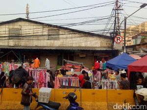Laris Manis Pedagang Pakaian Muslim di Tn Abang Jelang Ramadan Laris Manis Pedagang Pakaian Muslim di Tn Abang Jelang Ramadan