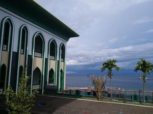 Masjid dengan Pemandangan Laut Cantik di Ternate