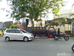 Karangan Bunga Depan Mako Brimob Diangkut