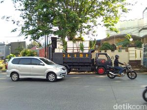 Karangan Bunga Depan Mako Brimob Diangkut Karangan Bunga Depan Mako Brimob Diangkut