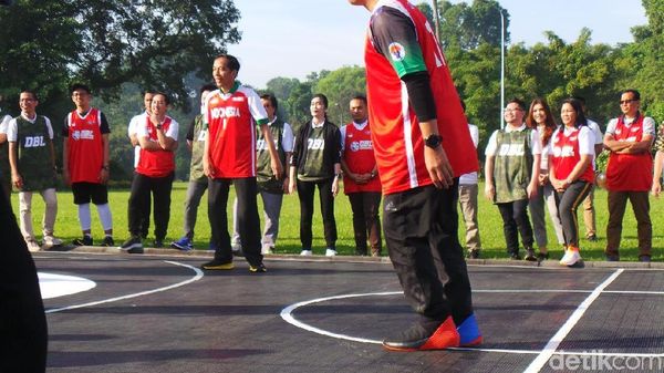 Olahraga Jokowi: Basket, Panah, Tinju, hingga Badminton
