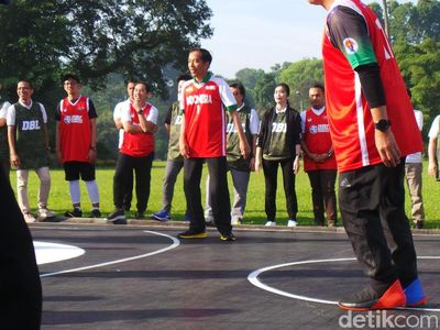 Olahraga Jokowi: Basket, Panah, Tinju, hingga Badminton