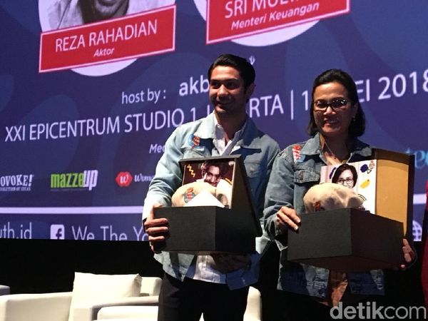 Sri Mulyani Semringah Pakai Jaket Dilan Pose Bareng Reza Rahadian