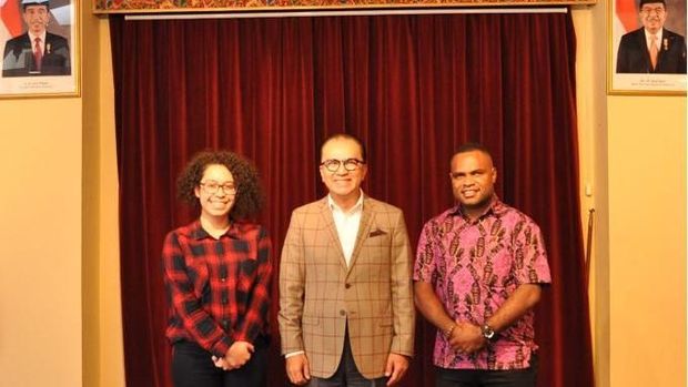 Duta Besar Indonesia untuk Selandia Baru, Samoa dan Tonga, Tantowi Yahya, bersama Ruth Waterpau Ketua PPI Wellington dan Laurens Ikinia Ketua PPI Palmerston North periode 2018-2019