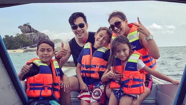 Potret Keluarga Sehat Darius-Donna Agnesia, Kompak Olahraga Bareng!