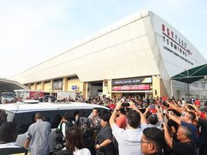 Warga Heboh Tunggu Najib di Bandara, Polisi Imbau Bubar Warga Heboh Tunggu Najib di Bandara, Polisi Imbau Bubar