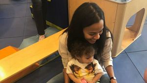 Kebersamaan Bintang Avengers Zoe Saldana dengan Keluarganya
