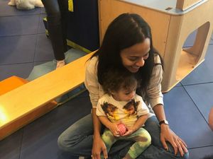 Kebersamaan Bintang Avengers Zoe Saldana dengan Keluarganya