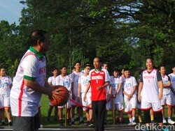 Canda Politik Basket Seskab-Menpora di Depan Jokowi