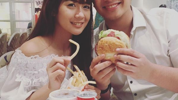 10 Foto Ini Buktikan Kalau Gilang Dirga Doyan Makan Burger hingga Es Krim