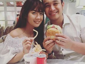 10 Foto Ini Buktikan Kalau Gilang Dirga Doyan Makan Burger hingga Es Krim