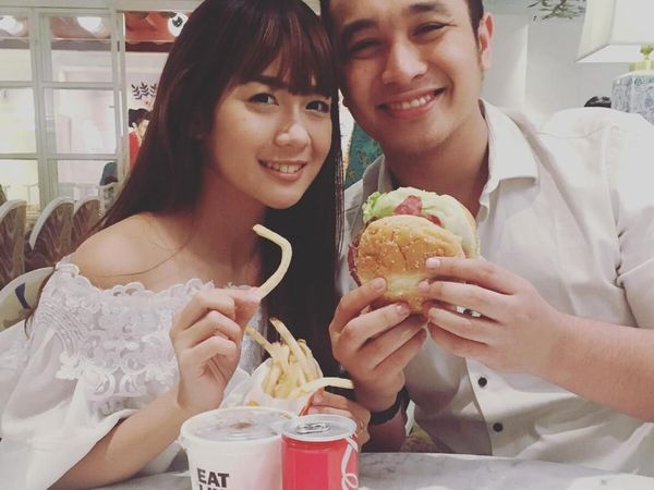 10 Foto Ini Buktikan Kalau Gilang Dirga Doyan Makan Burger hingga Es Krim