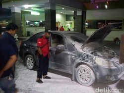 Mobil Seorang Dokter Terbakar Saat Diparkir