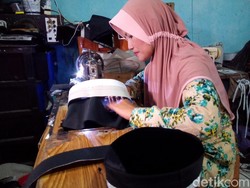 Melihat Kerajinan Peci di Kudus yang Mulai Diburu Jelang Ramadan