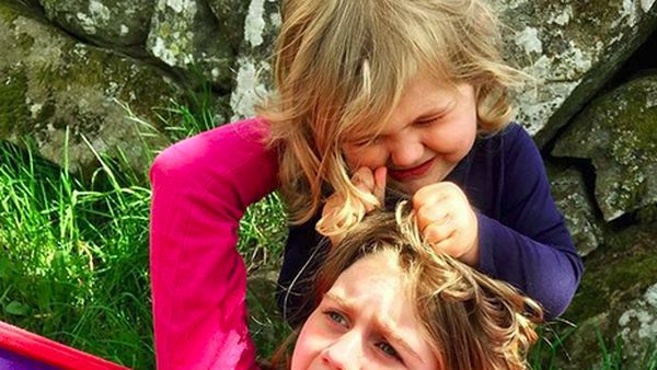 Kocak! Potret Sibling Rivalry si Adik dan si Kakak