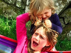 Kocak! Potret Sibling Rivalry si Adik dan si Kakak