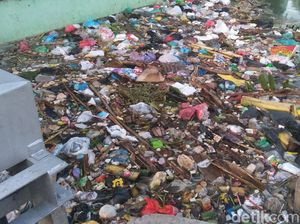 Hii... Ada Tumpukan Sampah di Sungai Kota Situbondo