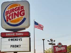 Lucunya! Burger King Ajak Wendys Untuk Pergi Ke Pesta Prom Bersama Lucunya! Burger King Ajak Wendys Untuk Pergi Ke Pesta Prom Bersama
