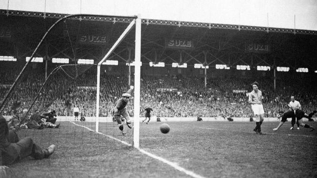 Piala Dunia 1938 digelar di Perancis. (