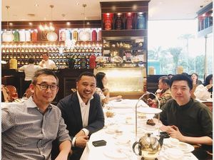 Vakum Jadi Vokalis Band, Begini 10 Pose Giring Nikmati Teh hingga Beefsteak