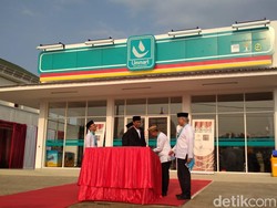 Pakai Sarung, Jas, dan Peci, Jokowi Resmikan Umat Mart