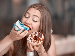 Kalau Lagi Sedih dan Galau Mengapa Orang Cenderung Makan Lebih Banyak?