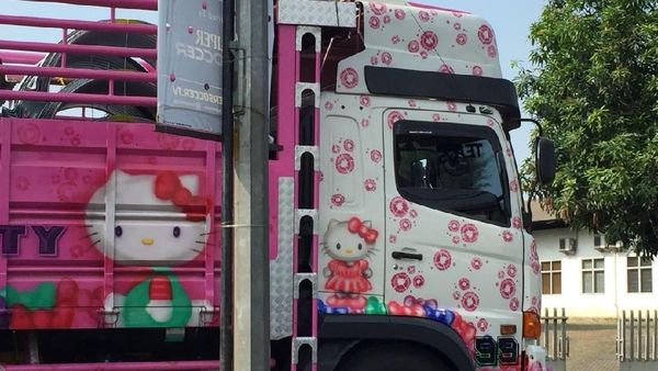 Truk Unyu Bertema Hello Kitty