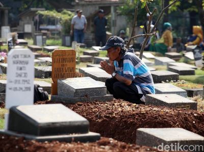 Jelang Ramadan TPU Menteng Atas Dipadati Peziarah
