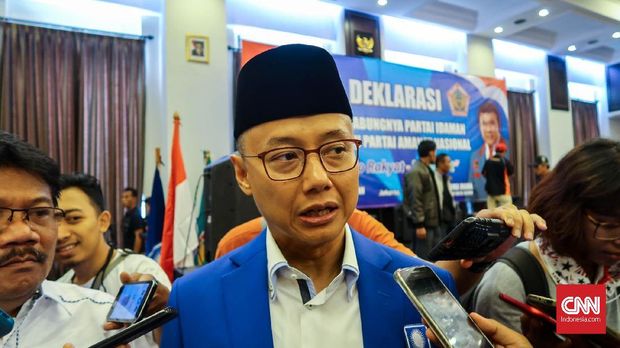 Sekretaris Jenderal PAN Eddy Soeparno menjelaskan soal poros ketiga di Jakarta, Sabtu (12/5).