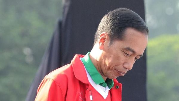 Merah Memanas! Begini Gaya Jokowi Pakai Jaket Baru Asian Games
