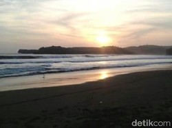 Mahasiswa UIN Malang Hilang Saat Berenang di Pantai Serang