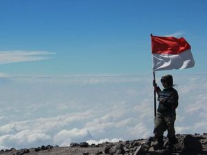 Ladies, Ini 8 Tips Mendaki Puncak Mahameru