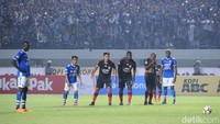 Adalah Ezechiel NDouassel yang menjadi pencetak gol pertama Persib. Dia membukukannya pada menit ke-28 lewat titik putih. (Foto: Wisma Putra/detikcom)